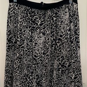 Stylish Black and White skirt size 8